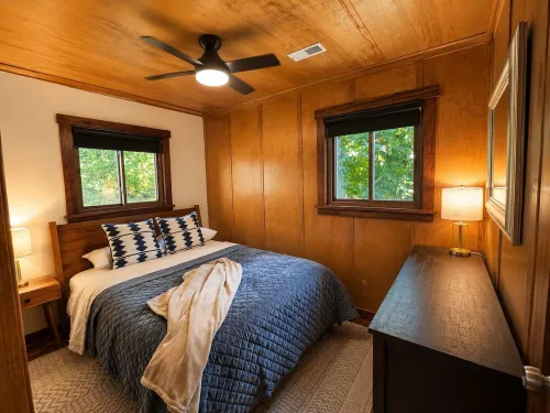 3-bedroom modern mid century cabin! Hot tub, fire pit and lake front - Chalets