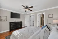 Marvel home w/ Pool, Gazebo, Movie Room, Gym, Traeger - บังกะโล