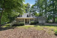 Spacious 4 BR Retreat Near Lake Norman With Deck - Homestays