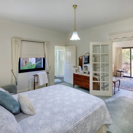 Birchwood, Devonport Self-Contained Self Catering Accommodation Hotels in Devonport