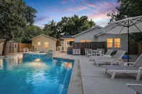 The Grove D with Hot Tub & King Beds - Walk to Main - 5 stjerner