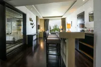 DoubleTree by Hilton Gurugram Baani Square - bar