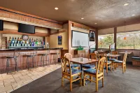 Ramada by Wyndham Fredericton - bar