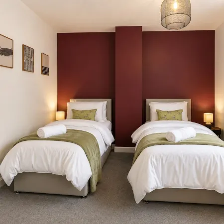 Perfect Booking 2 Bed Home w Street Parking