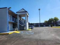 Baymont by Wyndham Lafayette - parking