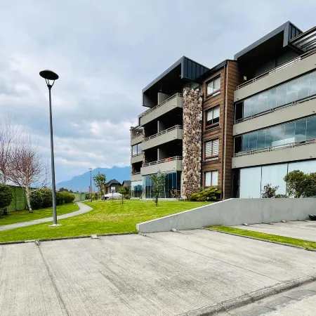 Lakefront Apartment - BBQ, Garden, Pool & Parking
