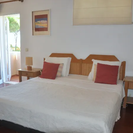 Stylish Well-Equipped, Private Pool, Close to Amenities, Free AC & Wifi