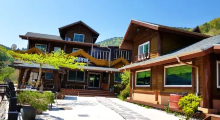 Tongyeong Kume Pume Pension Отели рядом с достопримечательностью «Skyline Luge Tongyeong»