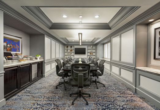 [힐튼 체커스 로스앤젤레스의 세련된 객실 모습]