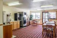 Magnuson Hotel Ironwood - parking