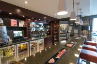 Holiday Inn Express 鄧弗姆林 - 酒吧