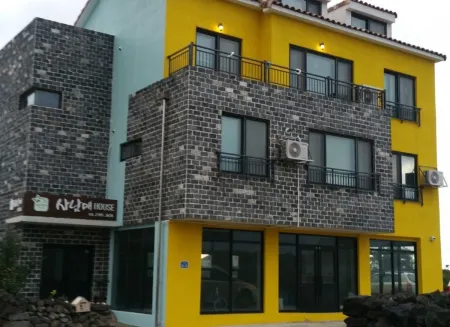 Jeju Sanammae House Pension Отели рядом с достопримечательностью «Dangcheomuldonggul Cave»