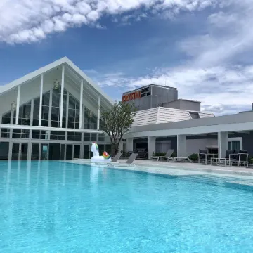 Crystal Hotel Hat Yai Hotels near Four Face Buddha
