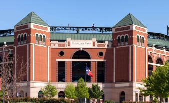 Howard Johnson by Wyndham Arlington Ballpark / Six Flags