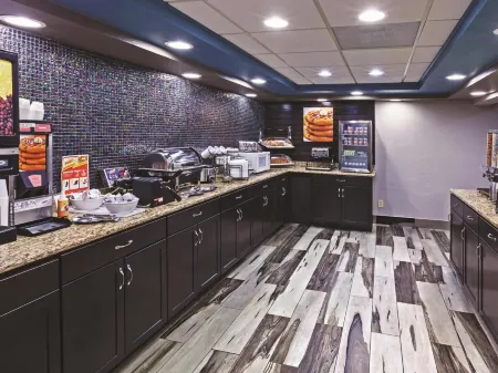 La Quinta Inn & Suites by Wyndham Denison - N. Lake Texoma