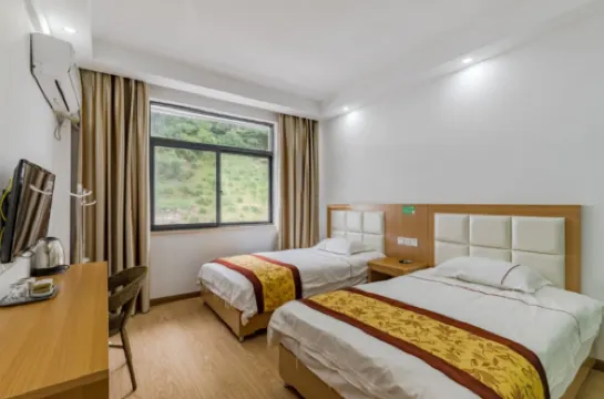 Huayuan Homestay (Huangshang Scenic Area South Gate)