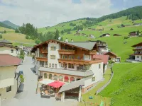 Aparthotel Dorfplatzl B&B Hotels in Tux