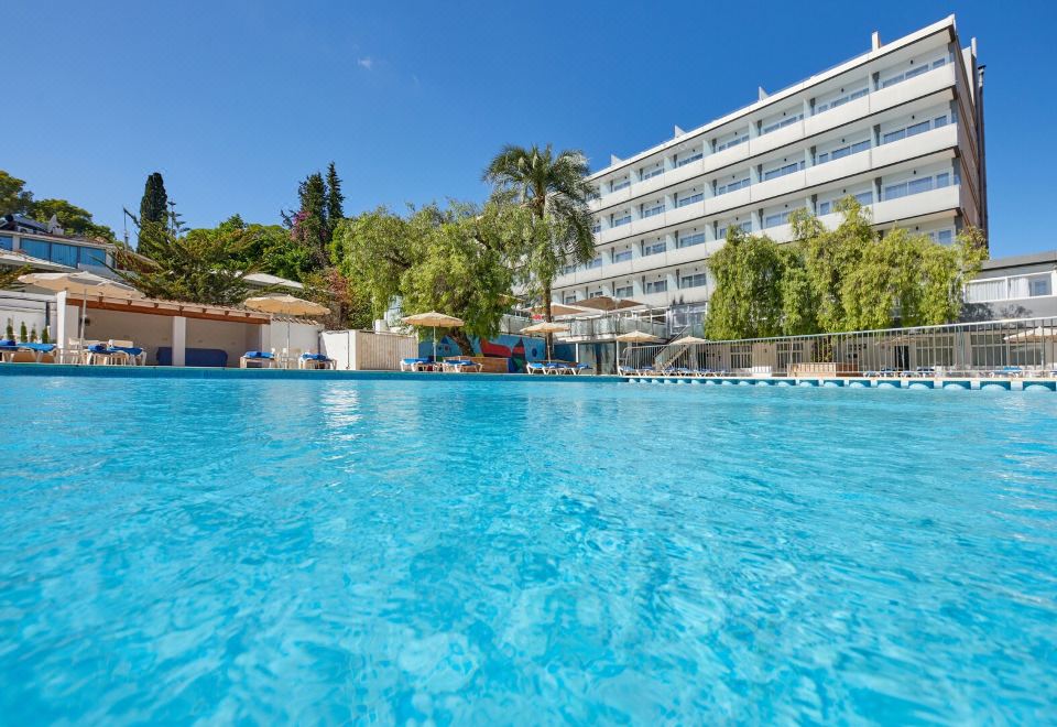 호텔 호안 미로 뮤지엄의 넓고 깨끗한 수영장 전경