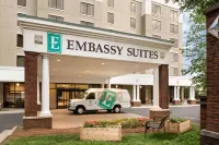 Embassy Suites by Hilton Atlanta Alpharetta Hoteles cerca de Avalon