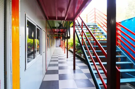 Hotel the Cube Stay Отели рядом с достопримечательностью «Храм Йогмайи»