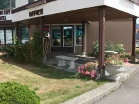 Falcon Nest Motel - Parkplatz