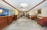 Holiday Inn Express & Suites TILTON - LAKES REGION by IHG - С бассейном