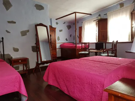 Fonda Central Отели рядом с достопримечательностью «Playa del Veril»