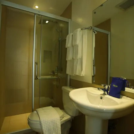 Fersal Hotel Malakas Отели рядом с достопримечательностью «Национальный парк Кезон-Мемориал-Серкл»