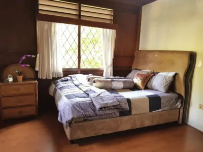 Exotic Wooden Villa Adithree at Cisarua Puncak Hotell i Leuwimalang
