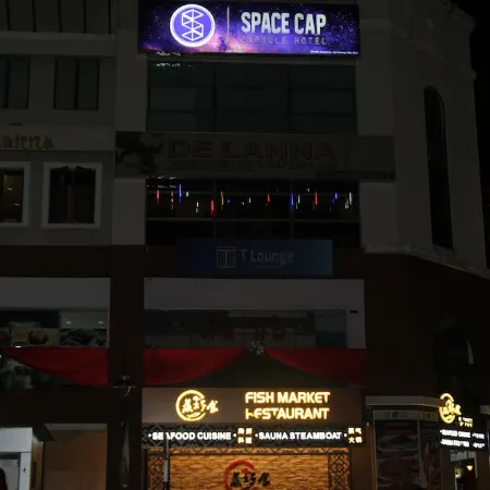 Space Cap Hotel Отели рядом с достопримечательностью «Центр Поинт Сабах»
