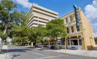 The O'Brien Riverwalk Hotel, Trademark Collection by Wyndham - parking