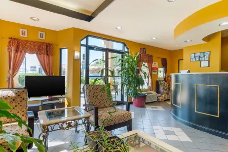 Econo Lodge Inn & Suites