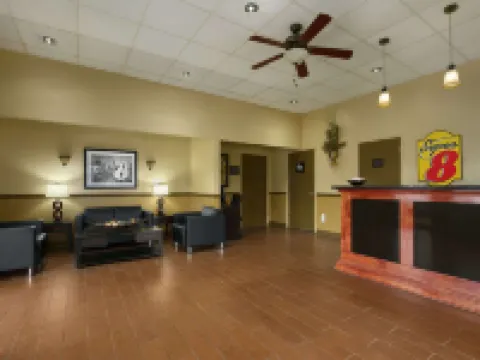 Super 8 by Wyndham Tupelo Airport トゥーペロのホテル