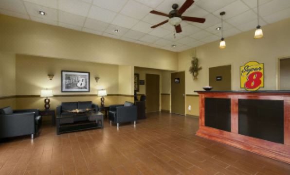 Super 8 by Wyndham Tupelo Airport