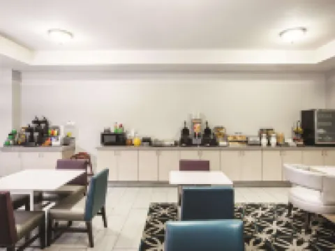 La Quinta Inn & Suites by Wyndham Mansfield TX Hotels in Mansfield