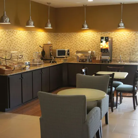 La Quinta Inn & Suites by Wyndham Gonzales La