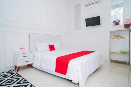 RedDoorz Syariah @ Aura Homestay Отели в г. Понорого