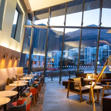 Holiday Inn Express & Suites QUEENSTOWN by IHG Отели рядом с достопримечательностью «Пивоварня Altitude Brewing»