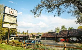 Trailhead Cabins & Lodging