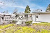 Charming Retreat w/ Deck - Walk to Lake Pepin - Wifi