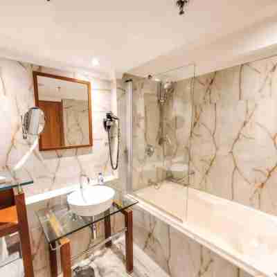 Victoria Crown Plaza Hotel Rooms