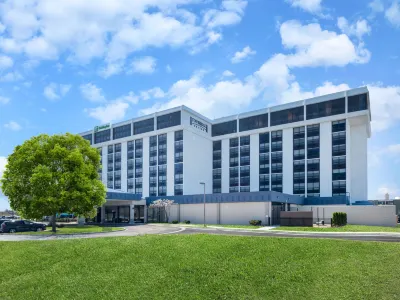 Holiday Inn Chicago O'Hare - Rosemont Отели рядом с достопримечательностью «Басс Форест-Север»