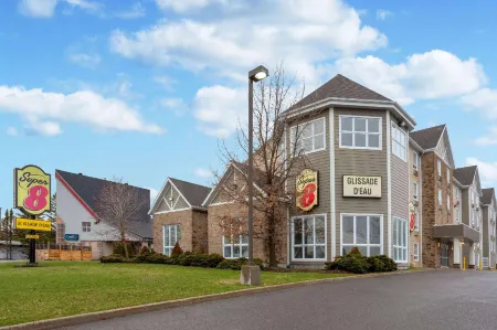 Super 8 by Wyndham Quebec City Отели рядом с Аэропорт Квебек
