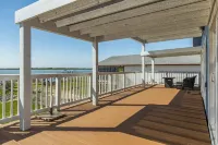 Galveston Bay Views and Pier! San Leon Gulf Getaway