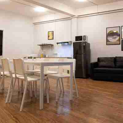 U4 Large 2 Bed Rooms Full Kitchen 200m to BTS Rooms