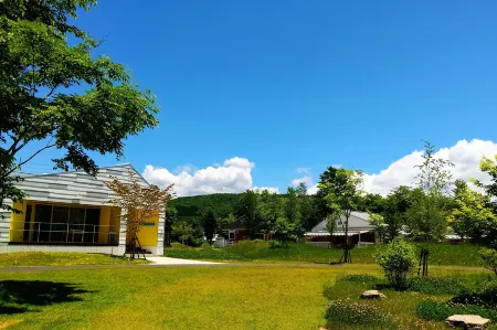 Holiday House Green Garden