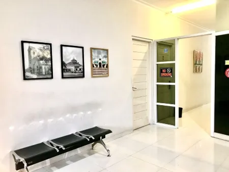 Alice's Homestay Near Unej, Stasiun and Alun-Alun Syariah Отели в г. Patrang