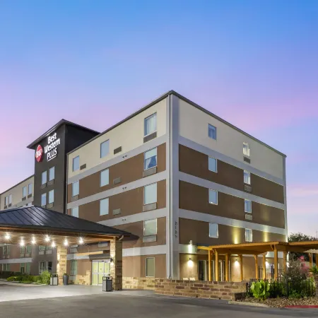 Best Western Plus Downtown North Отели рядом с достопримечательностью «Музей Витте»