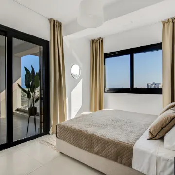 Sanders Elgio - Precious 3-Bdr Apt with Balcony