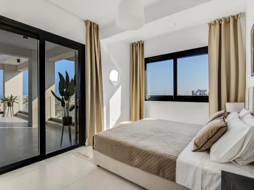 Sanders Elgio - Precious 3-Bdr Apt with Balcony